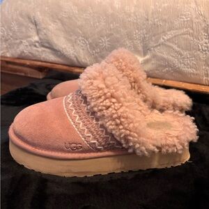 UGG Disquette Atherson slippers in the rose grey colorway.